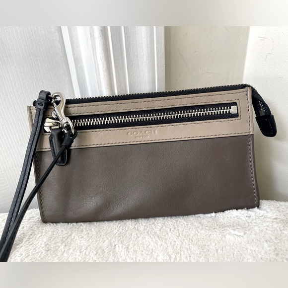 Coach Two-Tone Wristlet EUC - Picture 1 of 10